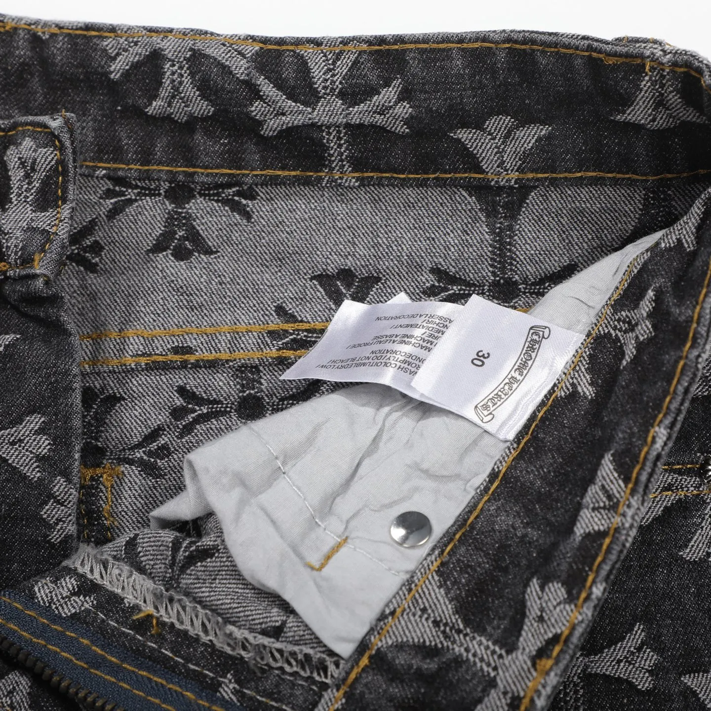 P220 [Black] Chrome Hearts｜Chrome Hearts CH all-over jacquard bootcut jeans - the same style as those of Internet celebrities. Cross-printed jeans, with unique cross design elements and all-over printing, full of design. It is made of 100% denim cotton fabric with heavy coarse yarn count, which ensures a stiff and tough silhouette while being soft, comfortable and breathable. The lapel is designed with silver buttons and is full of texture.  The classic dark yellow cross logo is all over the pants. They are generous and full of personality without being exaggerated. They are perfect for spring and summer!    Custom hardware! Same style for couples!  The three standards are complete, and the non-market version of the same style for men and women is free to compare and the quality is absolutely guaranteed. Size: 28/30/32/34/36 (s-xxl) Waist: 72/77/82/87/92 Knee: 55/56.5/58/59.5/61 Pants length: 103.5/110.5/107.5/109.5/111.5